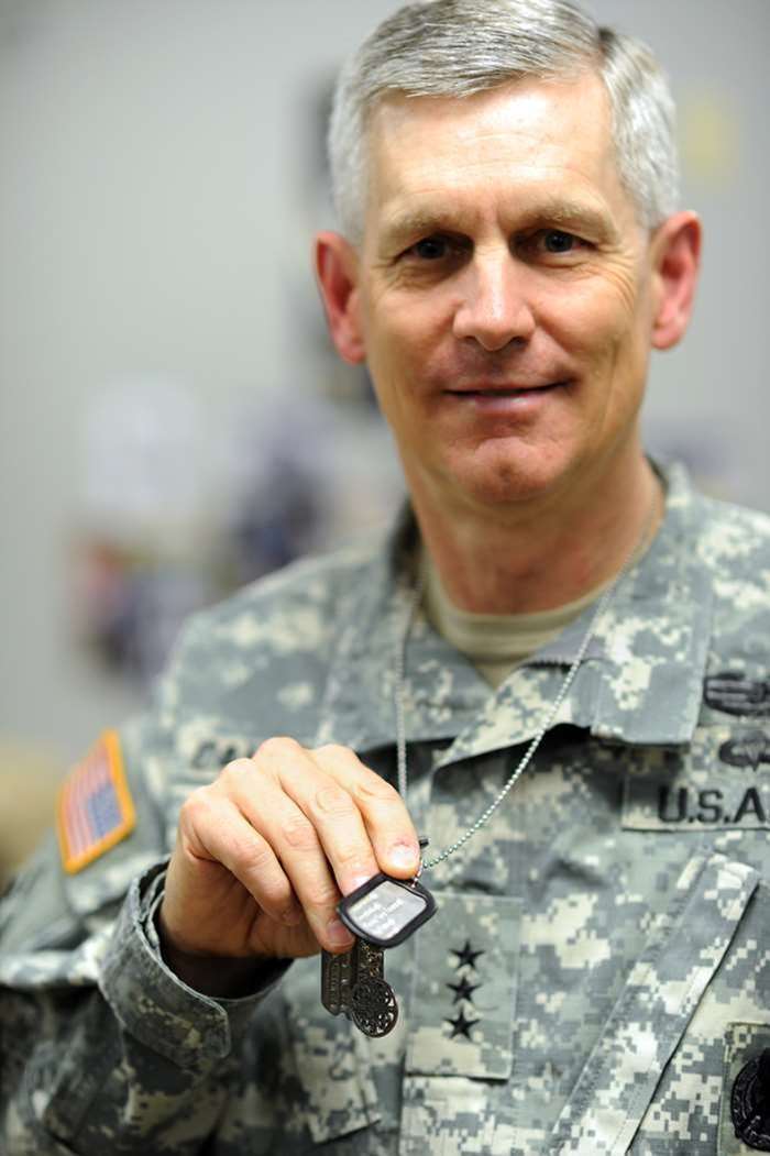 미 육군의 돈 캠벨(Don Campbell) 중장이 베트남 전쟁 참전용사인 부친을 기리기 위해 항상 그의 인식표를 착용하고 있는 모습. <출처 : 미 제 3군단/포트 후드(Fort Hood) 공보실>