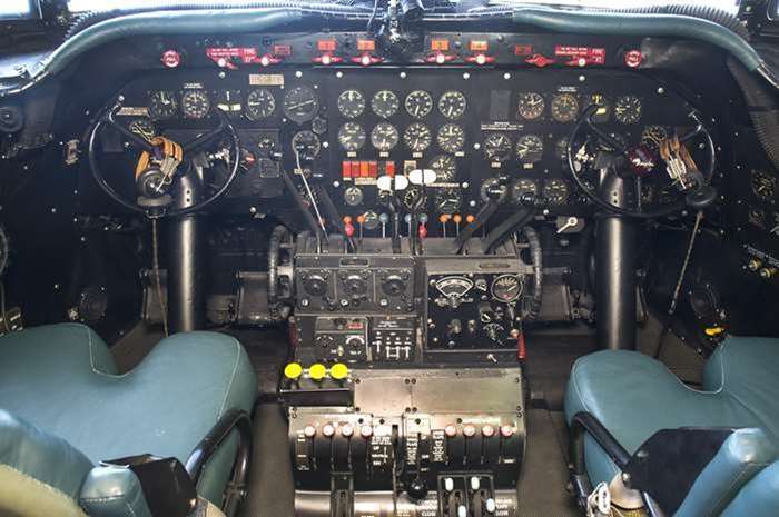 장거리를 비행할 수 있는 더글러스(Douglas) C-54 수송기의 조종실 <출처 : 미 공군 홈페이지>