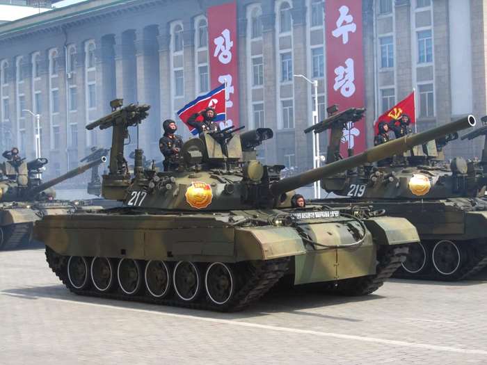 한 때 엄청난 전차전력을 자랑하던 북한은 신형 전차개발의 한계로 인하여 기존의 전차에 과도한 무장을 과시하면서 약점을 감추고 하고 있다. <출처: Public Domain>