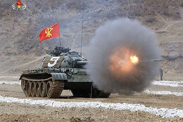 2017년 땅끄병 경기대회에서 사격 중인 T-54/55 전차 <출처: Public Domain>