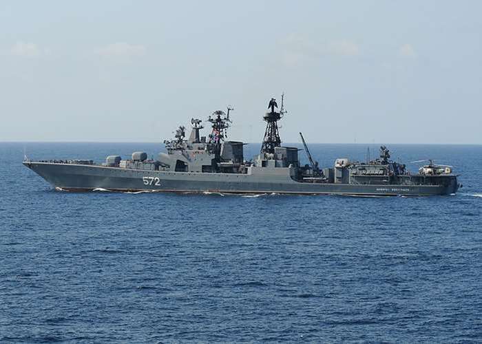 중동 아덴만을 항해 중인 러시아 해군의 우달로이급 구축함 어드미럴 비노그라도프(Admiral Vinogradov, BPK-572). 함수에서 함미까지 각종 장비와 무장으로 가득찬 중무장 전투함의 특징을 보여주고 있다. <출처 : 미 해군>