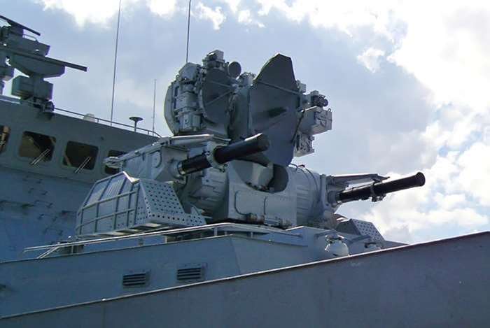 30 mm 기관포와 단거리 함대공 미사일을 하나의 발사대에 장착한 카슈탄(Kashtan, CADS-N-1) 근접방어무기체계(CIWS) <출처 : Vitaly V. Kuzmin at wikimedia.org>