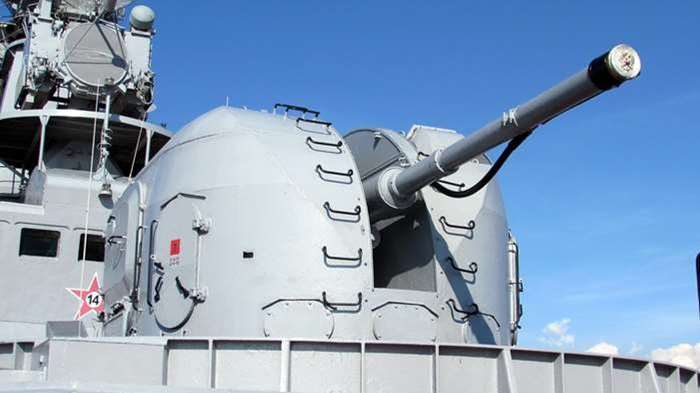 러시아 해군의 표준 함포인 AK-100 100 mm 단장포. 최대 사거리는 21.5 km이며 분당 60발의 속도로 발사할 수 있다. <출처 : Rhk111 at wikimedia.org>