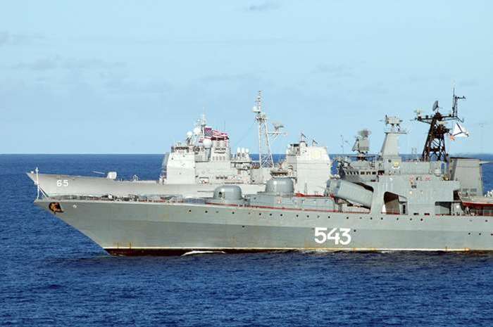 미 해군 타이콘데로가급 이지스 순양함(CG-56)과 나란히 항해하고 있는 러시아 해군 우달로이급 구축함(BPK-650)의 모습. 미국과 러시아의 전투함 설계 개념에 큰 차이점이 있다는 것을 잘 보여주고 있다. <출처 : 미 해군>