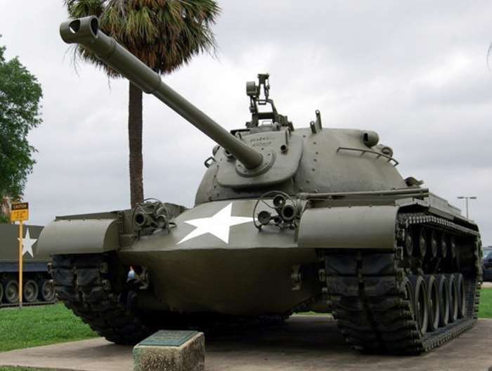 90mm 주포에 가솔린 엔진을 탑재한 초기형 M48A1. 둥근 포탑과 T자형 머즐브레이크가 인상적이다. <출처: Public Domain>