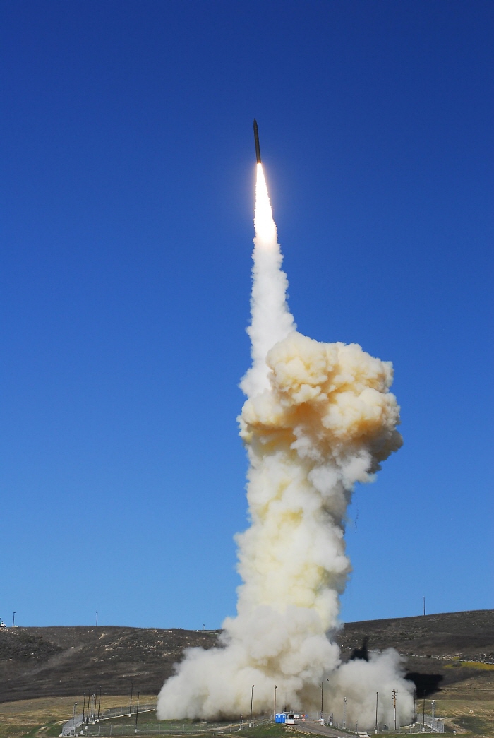 미사일 방어체계 중 가장 높은 고도에서 작동하는 것은 GBI 미사일로, 우주공간에서 ICBM을 요격할 수 있다. <출처: 미 공군>