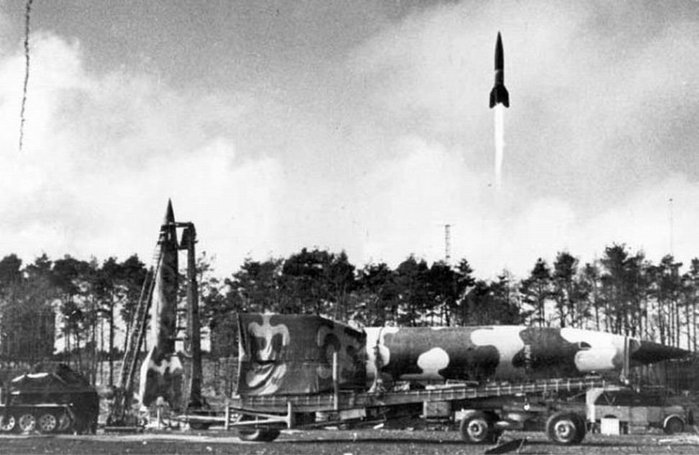 최초의 탄도미사일인 V-2 <출처: Public Domain>
