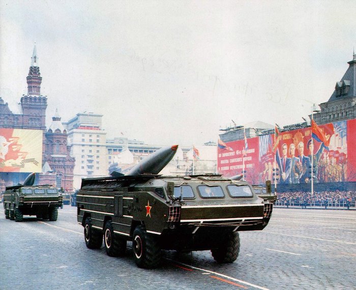 모스크바 붉은 광장의 열병식에 참가한 OTR-21 토츠카 미사일 <출처: Public Domain>