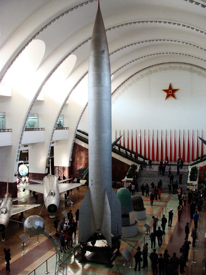 베이징 군사박물관에 전시된 중국 최초의 미사일인 둥펑-1 <출처: Flickr>