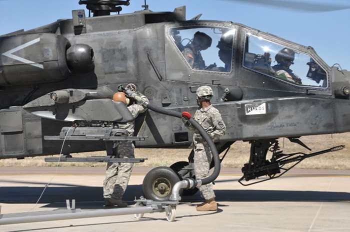 ֱ AH-64D  ⿡  ϴ  < ó: (cc) Jeffrey Roper at Wikimedia.org >