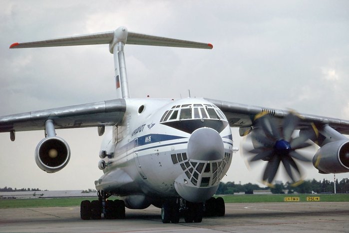 þ ƿ÷Ʈ(Aeroflot) Ҽ μ Il-76 . 1994  Կ , ش ü(RA-76529) Ű(Zhukovsky) Ϳ D-236T   ϴ ü̴. <ó: Wikimedia Commons/Rob Schleiffert>