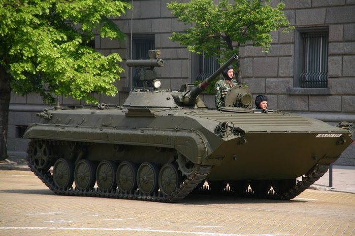 BMP-1P < ó: (cc) KGG1951 at Wikimedia.org >