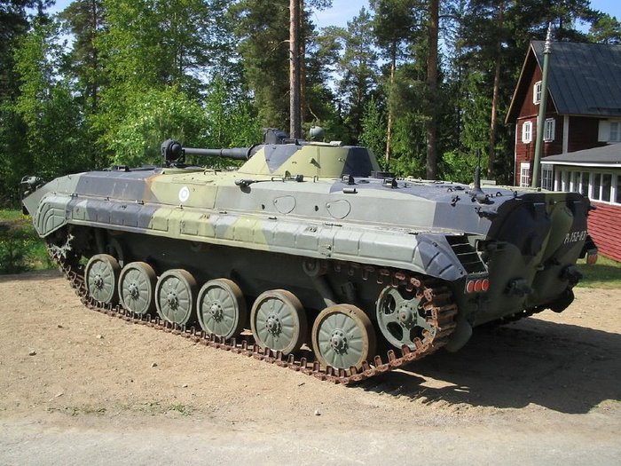 BMP-1K < ó: (cc) Pitkäkaula at Wikimedia.org >