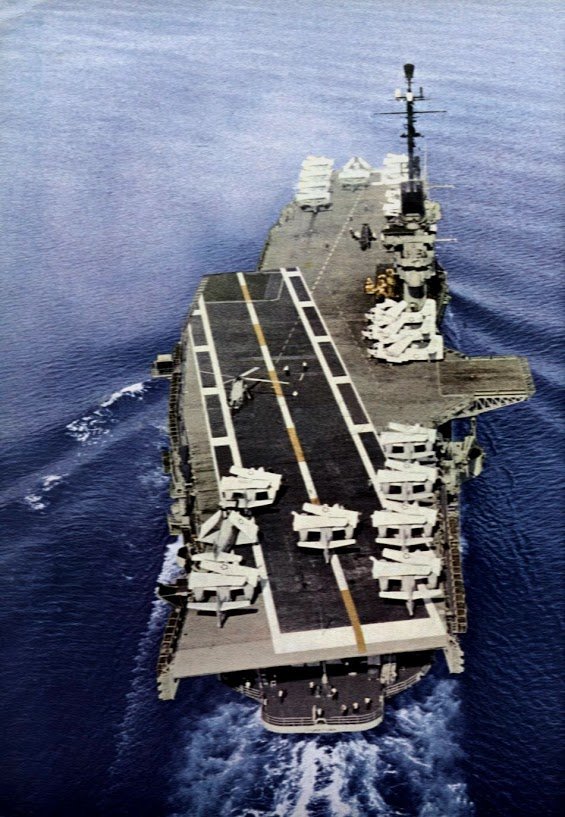 경사갑판을 채택한 미 해군 요크타운(USS Yorktown). 처음 건조할 때는 경사갑판이 없었으나 나중에 개조를 실시하였다. <출처 : 미 해군>