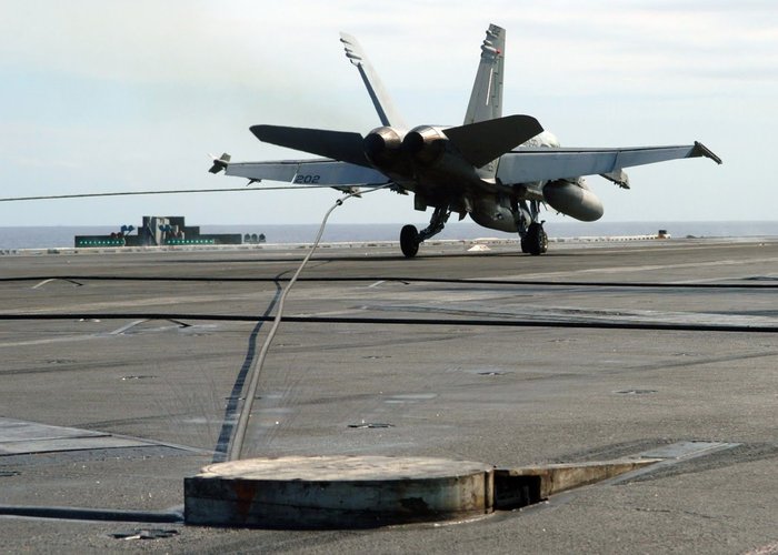 강철 케이블을 이용하여 안전하게 착함하는 F/A-18 전투기 <출처 : 미 해군>
