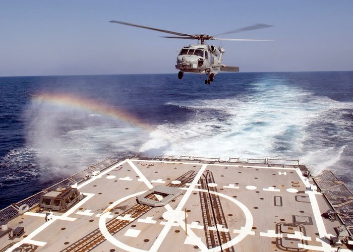 좁은 비행갑판에서도 이착함할 수 있는 SH-60B 시호크(Sea Hawk) 대잠헬기 <출처 : 미 해군>