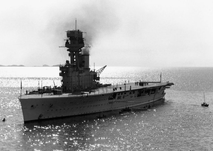 처음부터 완전하게 항공모함으로 건조된 영국 해군의 허미즈함. 앞뒤로 탁 트인 비행갑판과 오른쪽에 위치한 함교 구조물은 모든 항공모함의 표준이 되었다. <출처 : 미 해군>