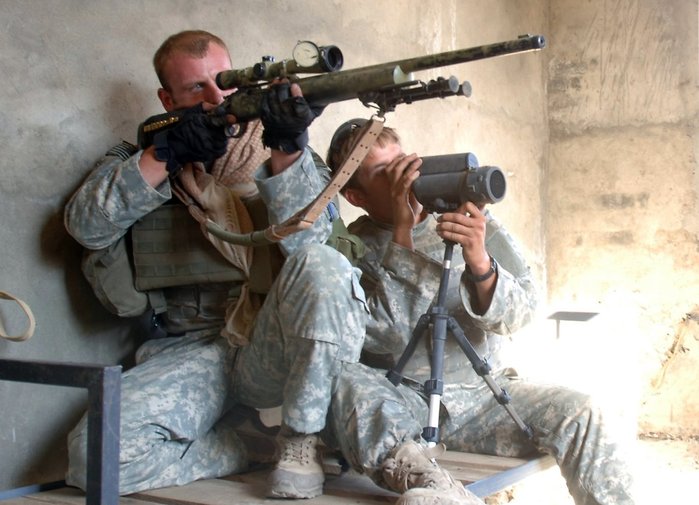아프가니스탄에서 M24 저격총을 운용중인 미군 저격수. 관측수와 2인 1조를 이룬다. <출처: 미 육군>