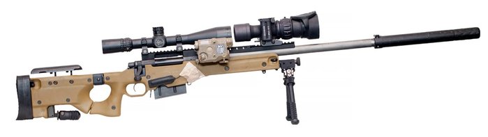 각종 부가장치를 장착한 Mk13 Mod5 저격총. 사진 속의 총기에는 PEQ-15 레이저지시기, PVS-30 열상조준경, Mk11 소음기가 결합되었다. <출처: 필자>