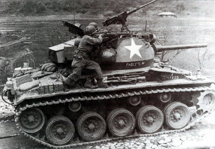제2차 대전 말기에 탄생한 M24도 화력을 강화한 경전차였지만 기갑전을 수행하기에는 부족한 점이 많아 미국은 1947년부터 후속 전차 개발에 착수한 상태였다. < 출처 : 미 육군 >