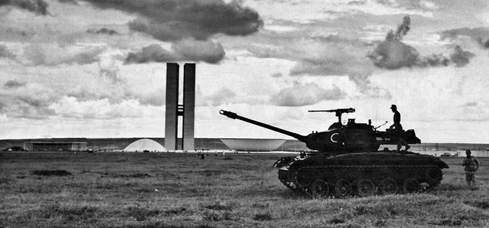 1964년 쿠데타 당시 국회의사당 인근에 배치된 브라질의 M41B 전차 < 출처: Public Domain >