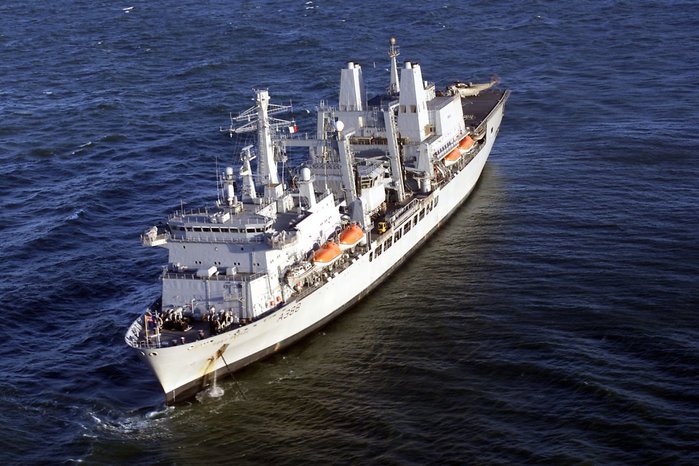 듀크급 호위함의 보급을 담당하는 포트 빅토리아급 함대 보급선 <출처 : Public Domain>