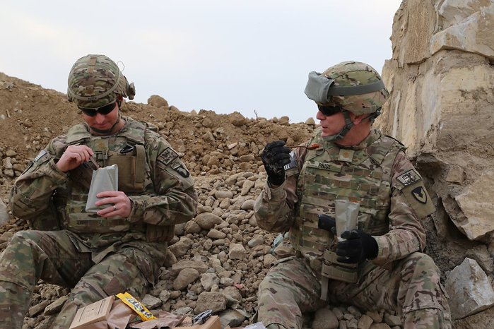 미군 전투식량인 MRE(Meal, Ready-to-Eat)를 취식 중인 미군 병사들의 모습. <출처: Michael Stepien, NSRDEC Combat Feeding Directorate>