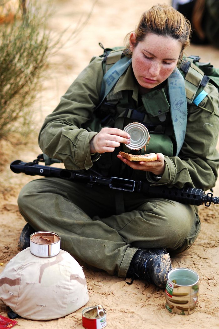 전투식량을 취식 중인 이스라엘 여군. <출처: Public Domain/Israel Defense Forces Spokeperson's Unit>