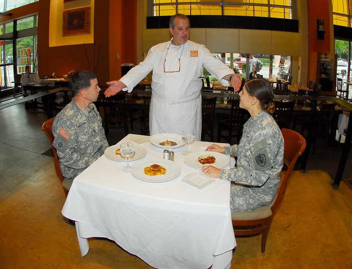 아무리 전투식량이 맛있더라도, 병사들이 원하는 식사는 따뜻하게 갓 지어낸 제대로 된 한 끼 식사일 것이다. <출차: US Army/C. Todd Lopez>
