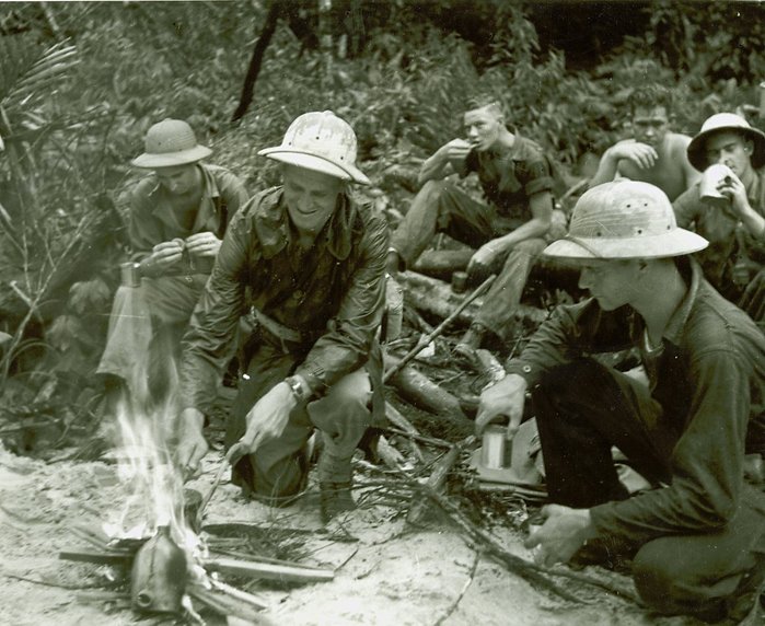 1942년 5월, 정글지역에서 씨-레이션(C-Ration)으로 식사 중인 미군의 모습. <출처: USAMHI>