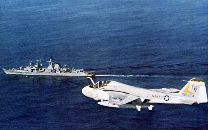  ر ̵ ׸(CV-41 USS Midway)  A-6E Ʈ(Intruder) ݱⰡ  Դ Ҽ ũŸ II  ϰ ִ. <ó:  ر>