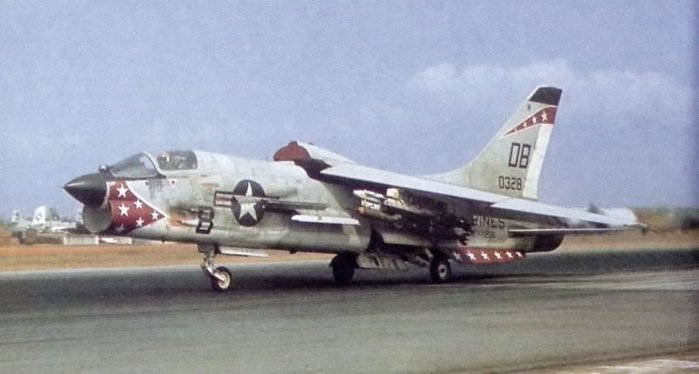 A-7 ̽  Ʈ F-8 ũ缼̴ Ի .  ȸ پ ɷ    Ͷ Ҹ. < ó : Public Domain >