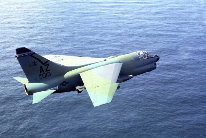   A-7D()  ر A-7E  TF41-A-1 ͺ  Ǿ. < ó:   >