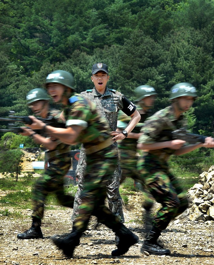 신병 훈련 중인 대한민국 육군 제 6사단 신병교육대의 모습 <출처: 대한민국 국군 플리커>
