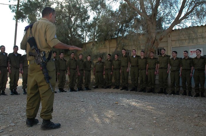 신병들을 줄세워 놓고 교육 중인 이스라엘 방위군(IDF) 기바티(Givati) 여단의 모습. 기본훈련 과정의 시작일에 촬영한 것이다. <출처: Israel Defense Forces/Public Domain>