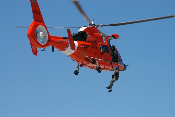 헬리콥터를 사용한 인명구조 <출처 : US Coast Guard>