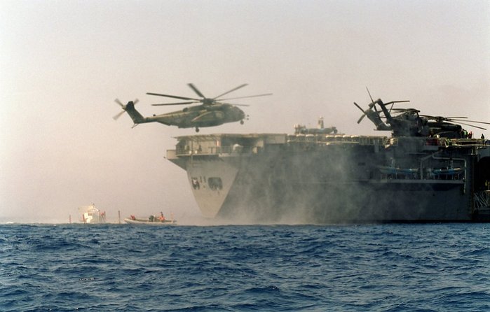 MCS-12 õԿ ϰ ִ MH-53E  <ó :  ر>