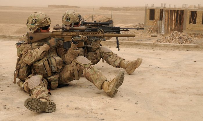 M110(앞)과 Mk14 EBR로 무장한 미 육군 제2사단 소속의 저격수들 <출처: 미 육군>