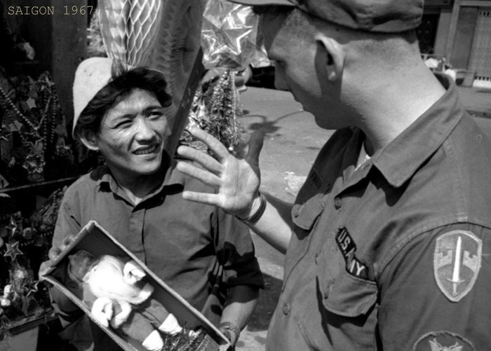북 베트남은 미군 병사들이 평범하게 주고받는 대화나 일상적인 평문들을 모아 거대한 정보를 파악하는 '모자이크 이론'을 활용했다. <출처: John Olson/Star and Stripes>