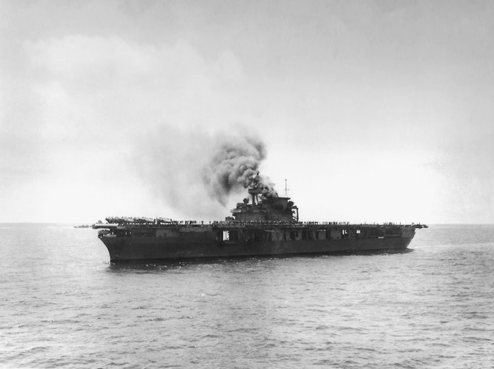 1942년 6월 4일 미드웨이 해전 중 미 해군 항모 요크타운(USS Yorktown, CV-5)이 일본군 급강하 폭격기의 공격을 받고 검은 연기를 내고 있다. <출처: US Navy History and Heritage Command>