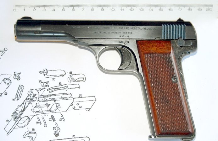 FN M1922(.32ACP) <ó: (cc) Ghpwc at Wikimedia.org >