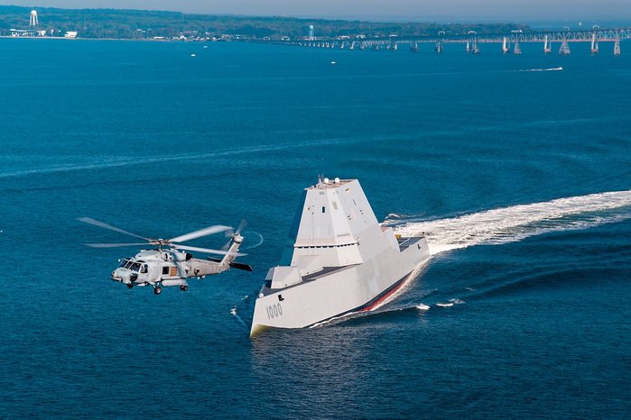탑재 중인 MH-60R 시호크와 비행 중인 줌월트함의 모습. MH-60R은 현재 미 해군 시험평가대대 소속이다. <출처: 미 해군>