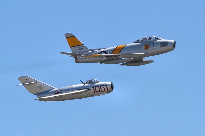 미국의 F-86 제트 전투기와 소련의 MiG-15 제트 전투기 <출처 : Mr. im Felce at wikimedia.org>