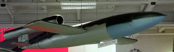 독일 V-1 미사일 <출처 : Softeis at wikimedia.org>