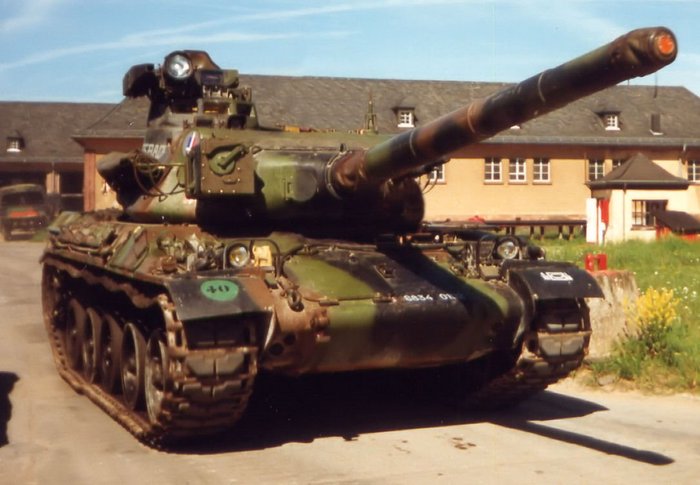  2  AMX-30 <ó: (cc) Hedwig Klawuttke at wikimedia.org>