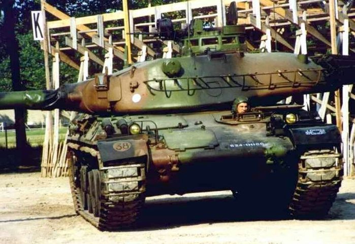 AMX-30B  ü  ž  <ó: (cc) Antoine Misner at Wikimedia.org>