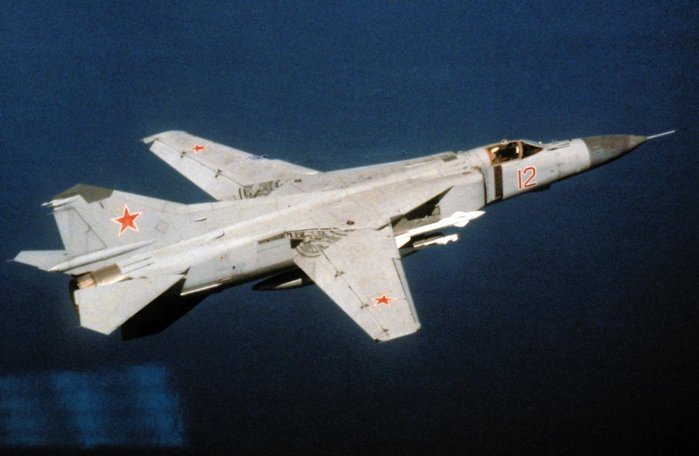 MiG-23 ̱ F-4  Ÿ ݴɷ° BVR ̻ ɷ¿ ڱ ޾ ҷ  ü. <ó:  >