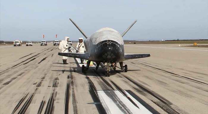 반덴버그 공군기지에 착륙한 X-37B <출처: 미 공군>