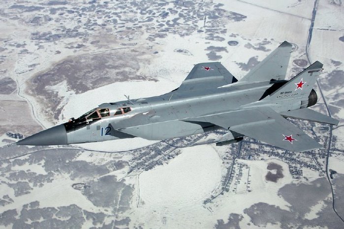   ӹ   þ  MiG-31. <ó: (cc) Dmitriy Pichugin at Wikimedia.org >
