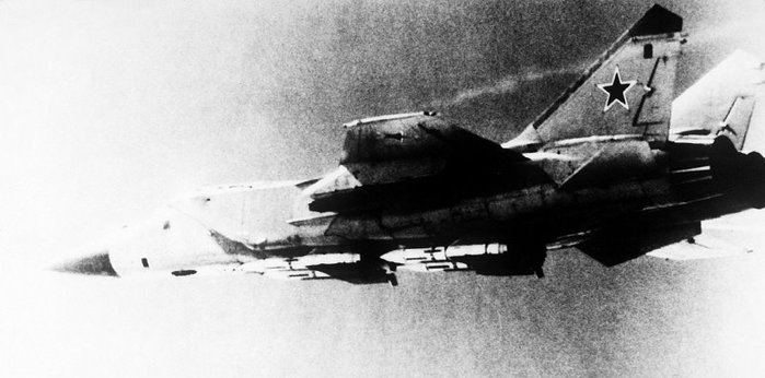 R-33  ̻ 4⸦  ʱ MiG-31 <ó: Public Domain>